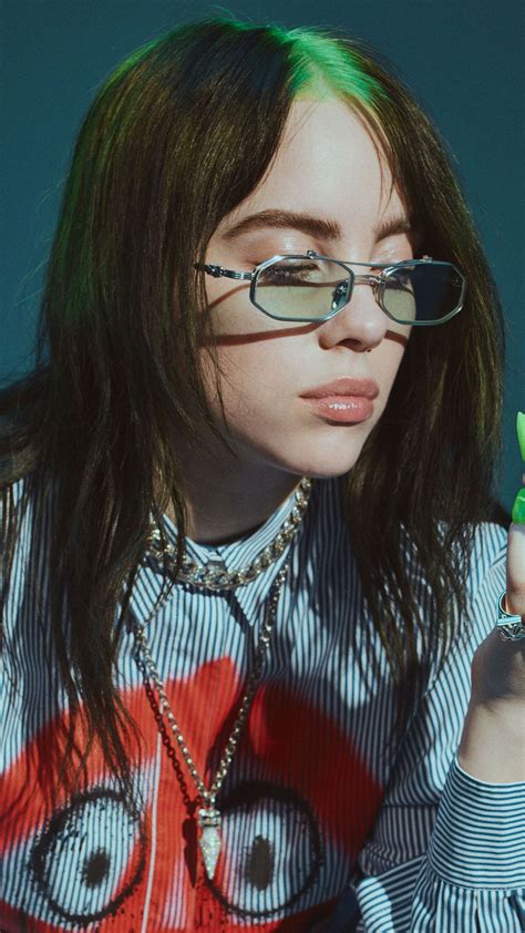 does billie eilish need glasses.